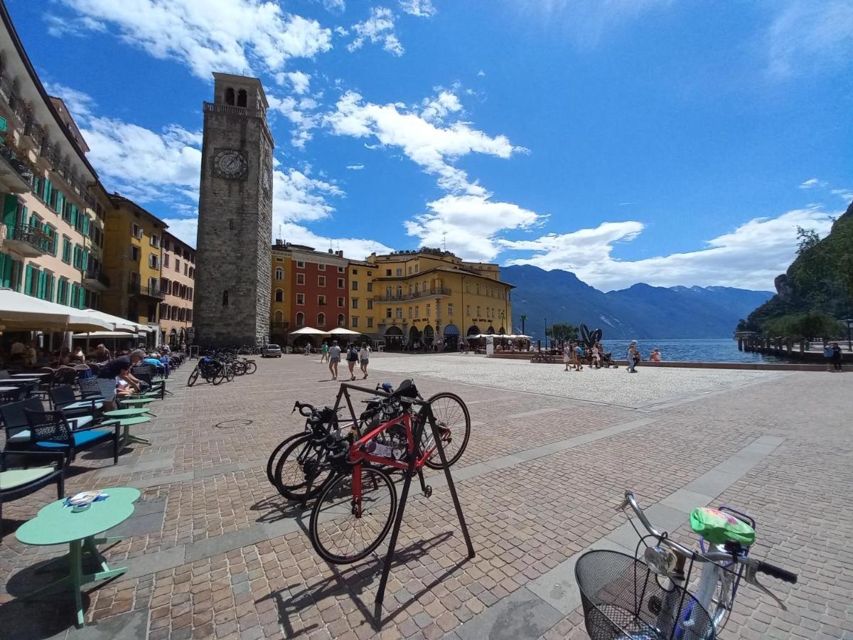 North Lake Riva Apartment, Steps From The Garda Lake ภายนอก รูปภาพ